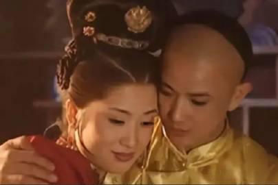 1665年，一天晚上，侍女阿露照顾12岁的康熙上榻后，她正准备离开，却被康熙一下