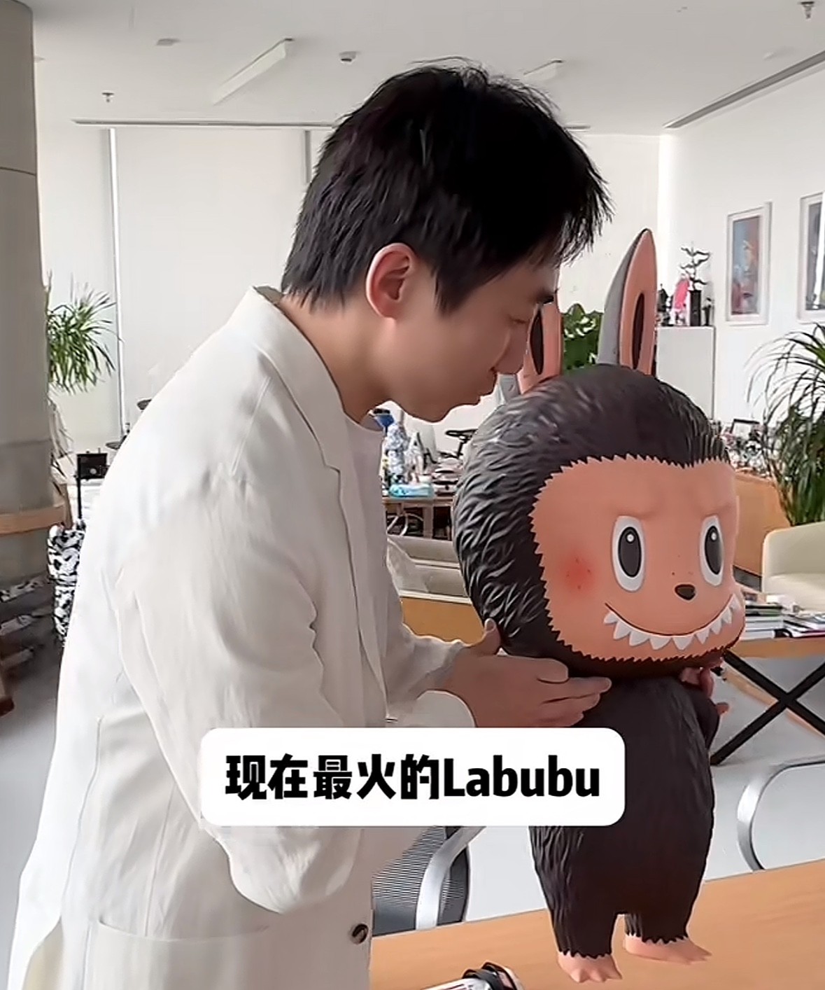 labubu拍卖了108万。
最高兴的人一定是泡泡玛特的王宁，因为他创造了lab