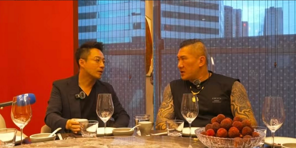 汪小菲在上海自家餐馆招待台湾网红，直播间人数飙升至 43 万，可见其在海外及台湾