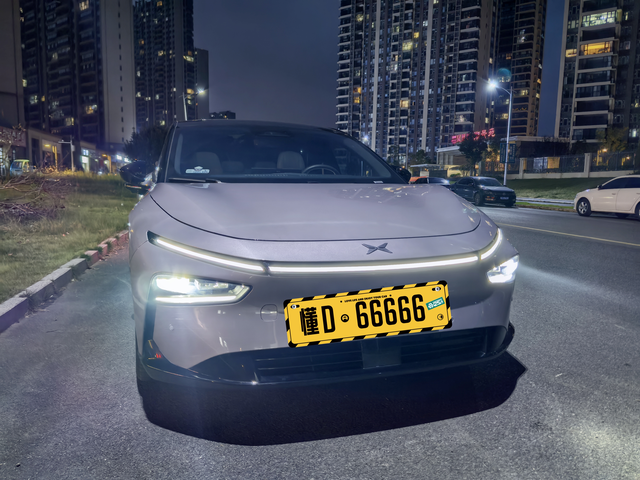 小区门口停车的日常
晚上回家在小区门口拿快递，回来正好在路灯下趁着夜色拍了几张美