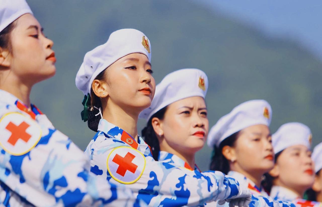 近日越南阅兵彩排出现的新式迷彩服和无人机
准备庆祝8月革命80周年和9月2日的国