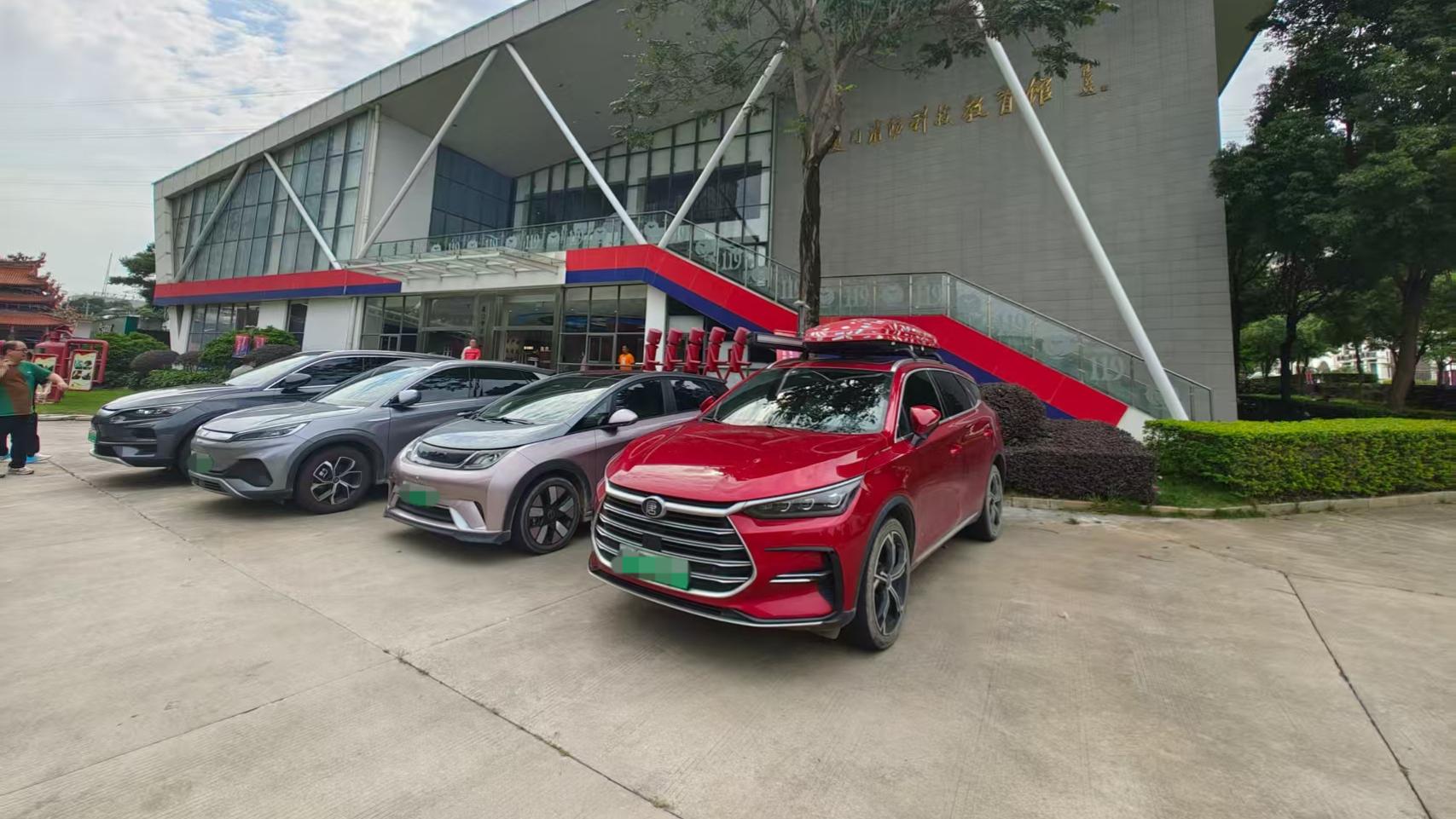 公务员通勤车“新宠”出现了！机关大院停满比亚迪