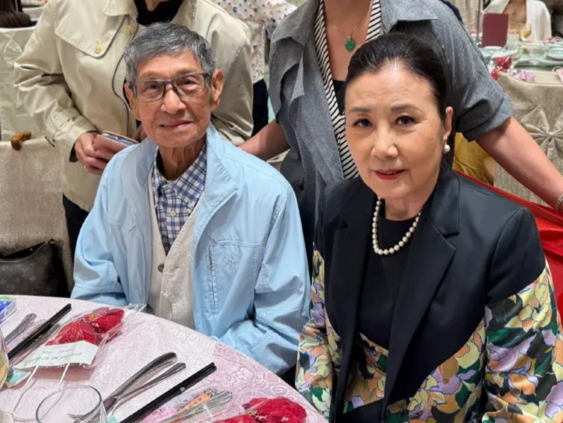 还认得汪明荃旁边的演员吗？很久没见了，虽然苍老了不少，但气场依旧强大
他的名字叫