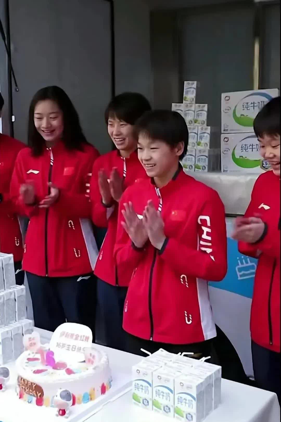 谁懂这张照片的含金量！全红婵生日当寿星稳稳站C位，身旁是搭档陈芋汐和教练陈若琳，
