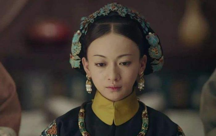 1756年，令妃生下第一个孩子还未出月子，乾隆就迫不及待宠幸她，此后10年她怀孕