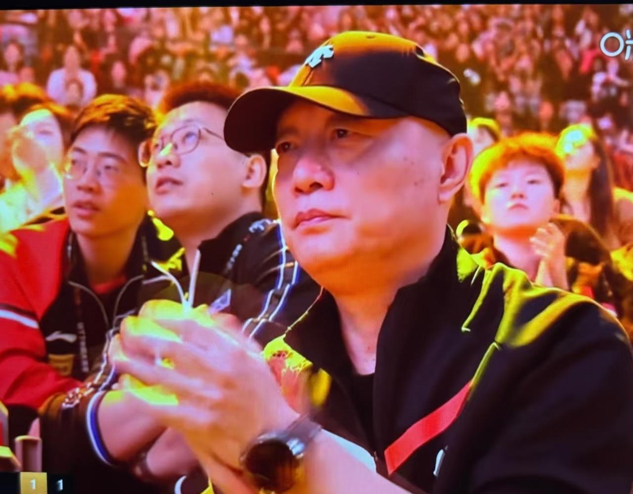 莎莎和平野美宇比赛，镜头扫到小杨，小杨来看莎莎比赛了
莎莎重要比赛小杨都会亲临现