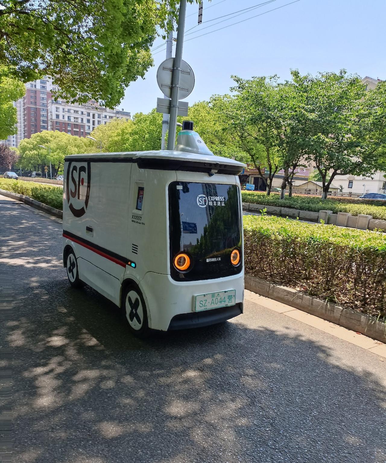 刚才吃饭遇到了本地某快递公司运营总，他说今年总部要求无人快递车数量不低于50辆，