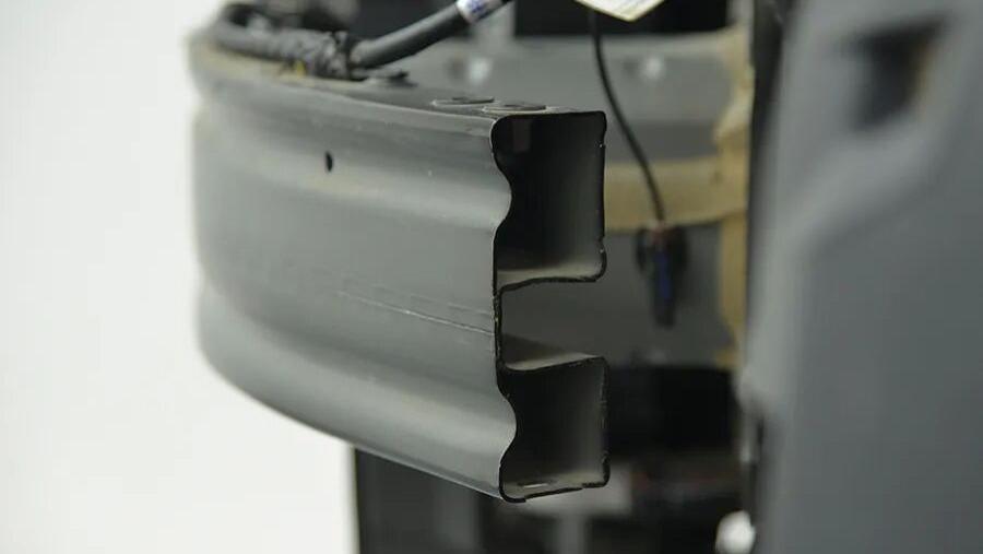 方程豹钛3拆车：前后钢板防撞梁，新能源车里可不多见！