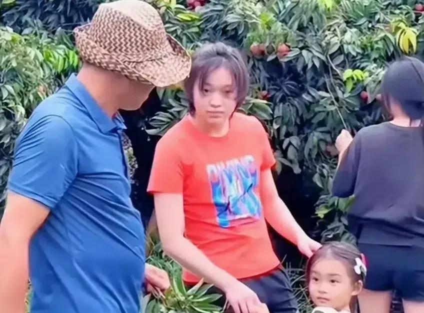 全红婵回家这个状态咋看着有点呆滞迷离呢？
图上看红婵的体态控制还行，就是神情有些