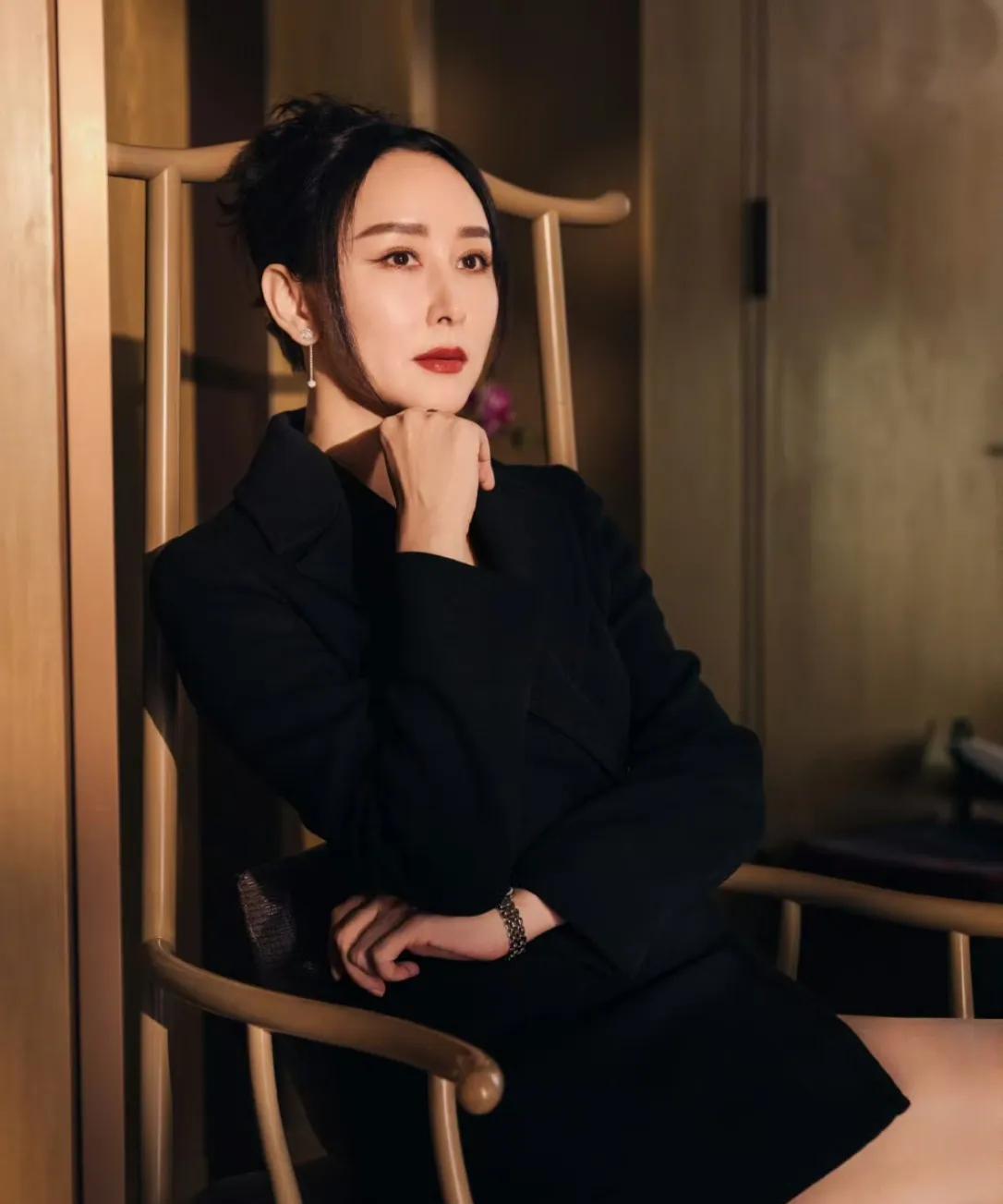 #胡静曾因长相接不到现代戏# 胡静在节目里对众多姐姐说自己长的太古典了，接不到现