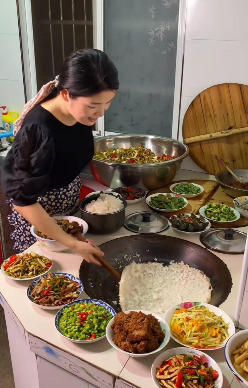 大家看看，这是哪里的饭菜，看着好有食欲，我同事说这是河南菜，我觉得不像河南菜，河
