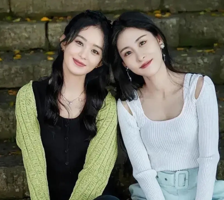 张碧晨说，我和丽颖15年拍《花千骨》时认识，那时候她演女主，我唱插曲《年轮》，按