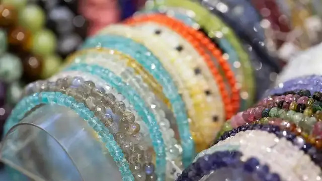 明星抢着带货，一年大赚400亿：疯狂的水晶生意，暴利下的危与机