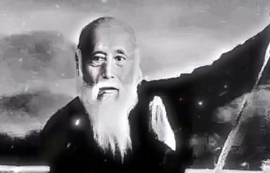 1942年，一位仙风道骨的老者在日军阵地中，被一个体型硕大、身材魁梧的日本人叫到