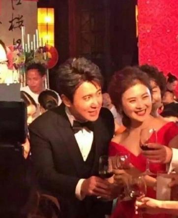 #沈腾婚礼旧照# 喜剧大神沈腾与妻子王琦的婚礼旧照被翻出，照片中沈腾身着深色西装