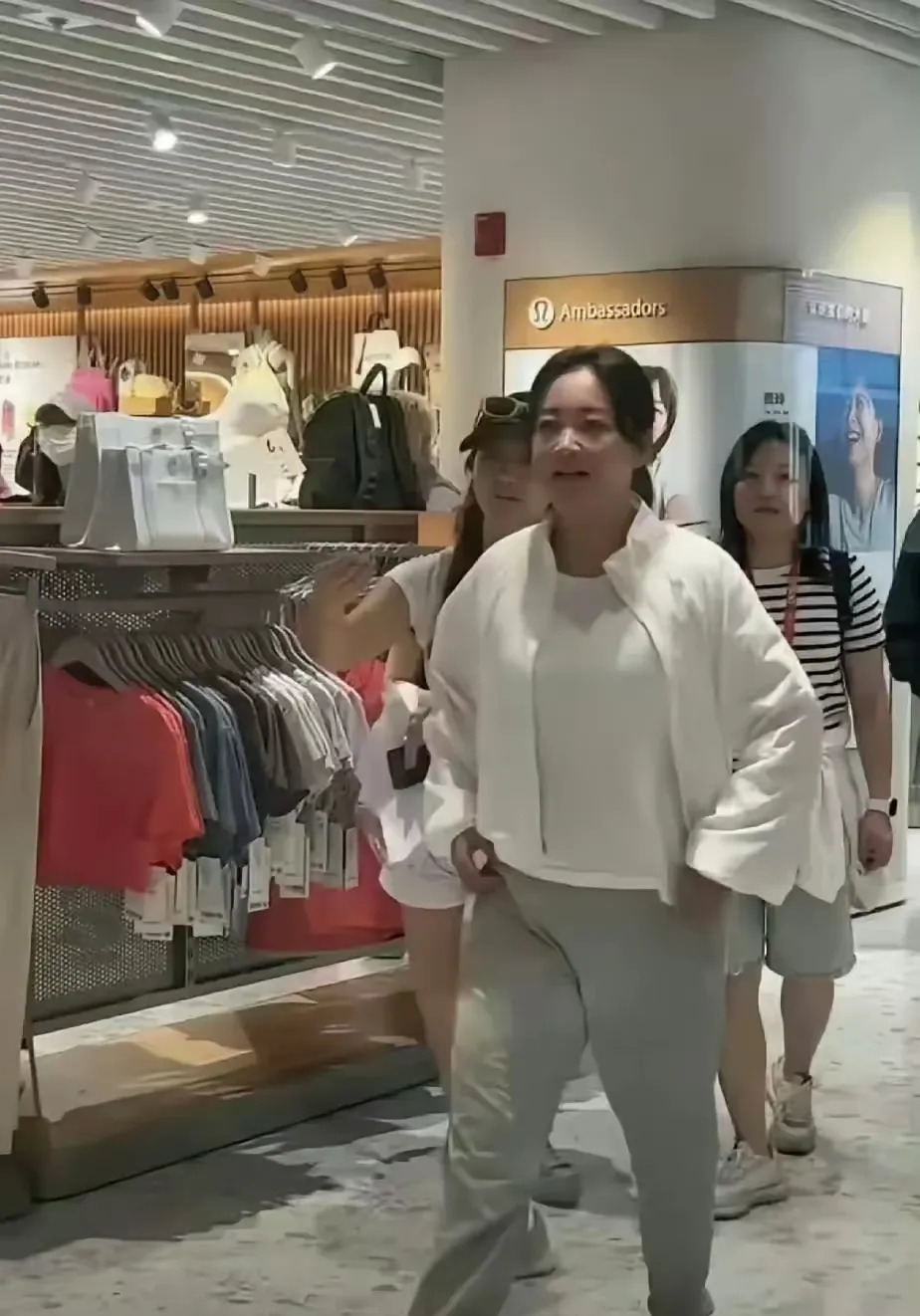 贾玲减肥又反弹了











我的天哪！贾玲怎么又胖回去了？之前瘦下来
