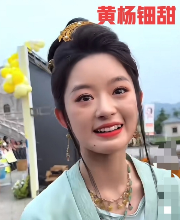 我闺蜜学心理学。
我给她看了黄杨钿甜的私下视频。
她看完就说：“这小女孩的问题我