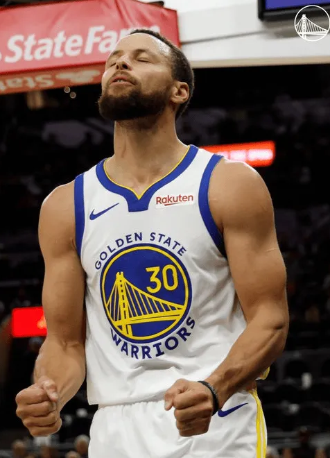 NBA常规赛，勇士125-120战胜马刺。
赛后，勇士官方晒出一张斯蒂芬-库里赛