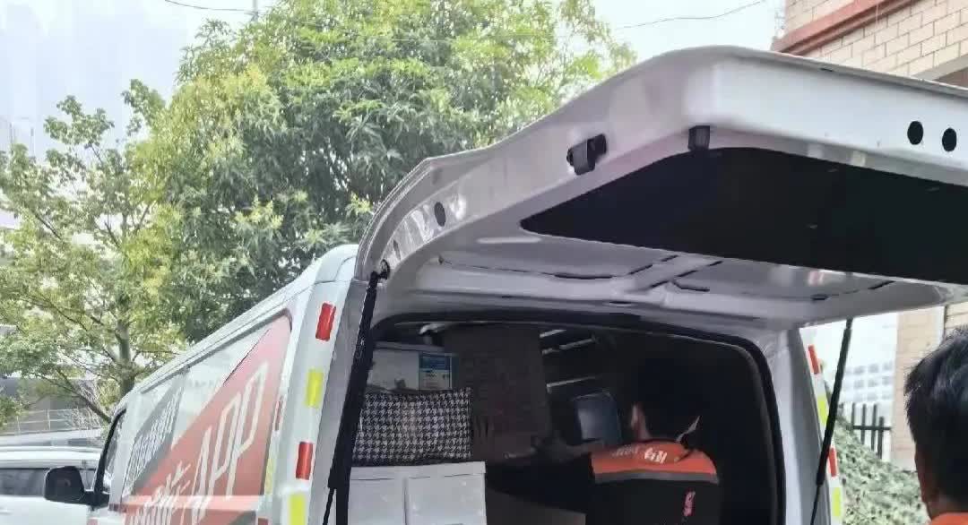 我老公和发小
凑钱买了辆二手新能源跑货拉拉，各掏50000。车归发小开，老公当