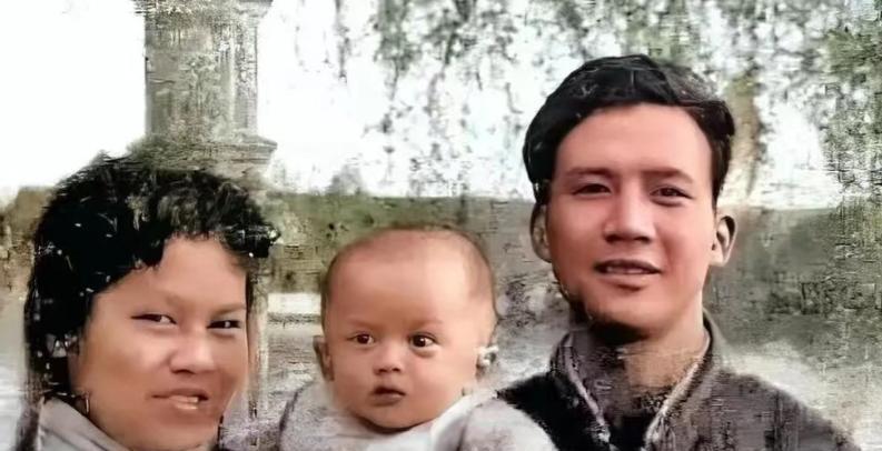 这是马云小时候和父母的一张合照，人们都说女儿长得像爸爸，儿子长得像妈妈，马云这张