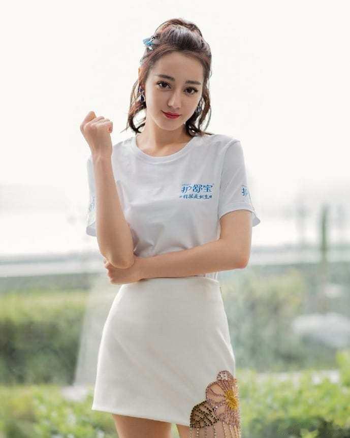 迪丽热巴清爽秀丽的T恤短裙元气满满，仙惹哦