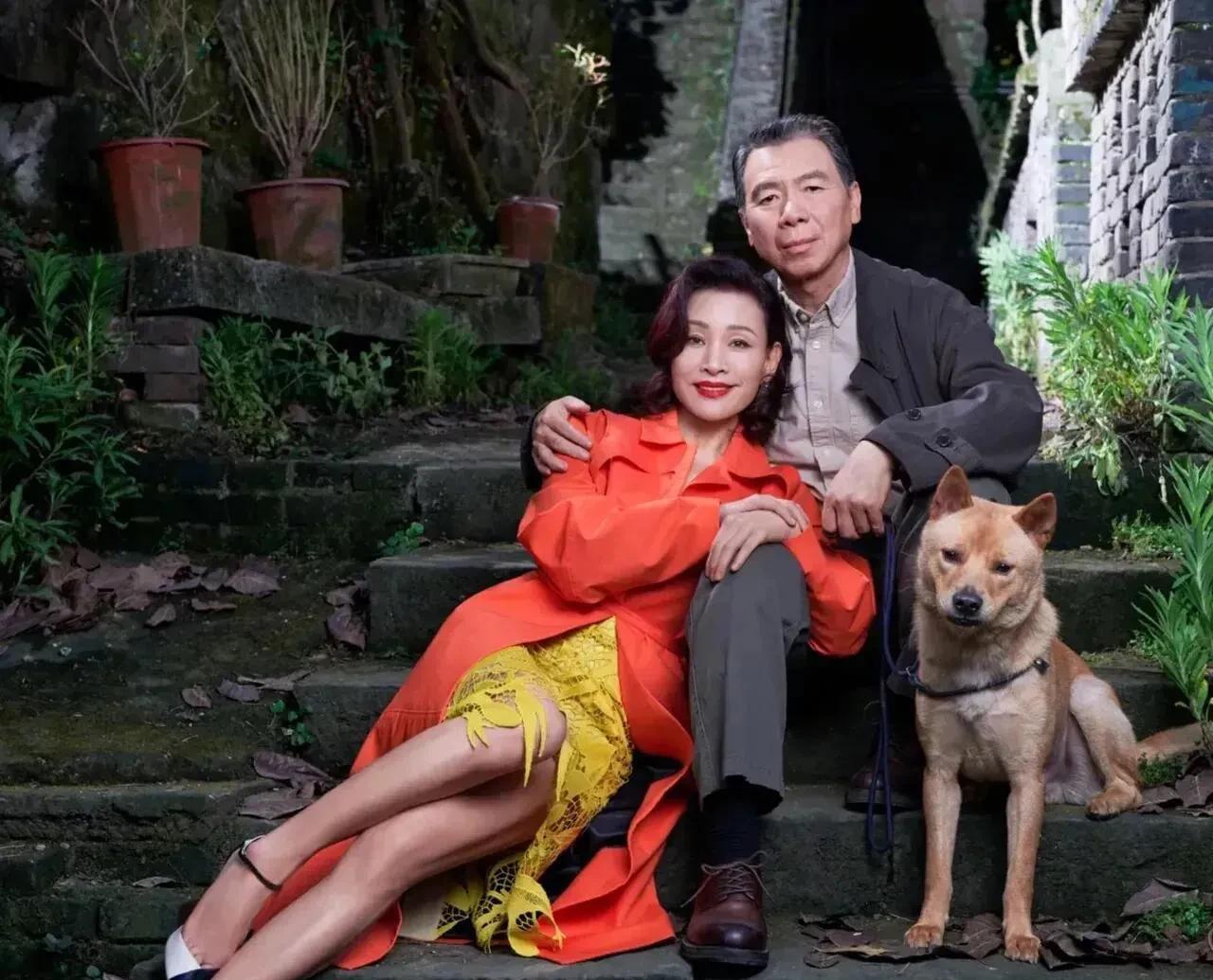 右边的这个是导演冯小刚，大家肯定都是知道的。左边的这位女演员是谁？看起来年龄也不