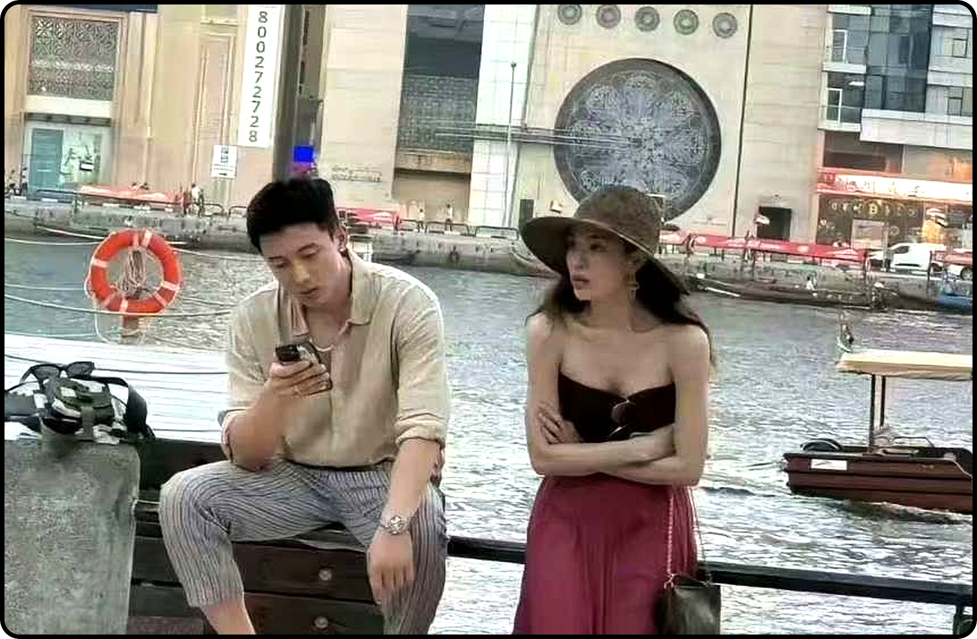 真男人！有这么漂亮的女友在身边，还看手机
