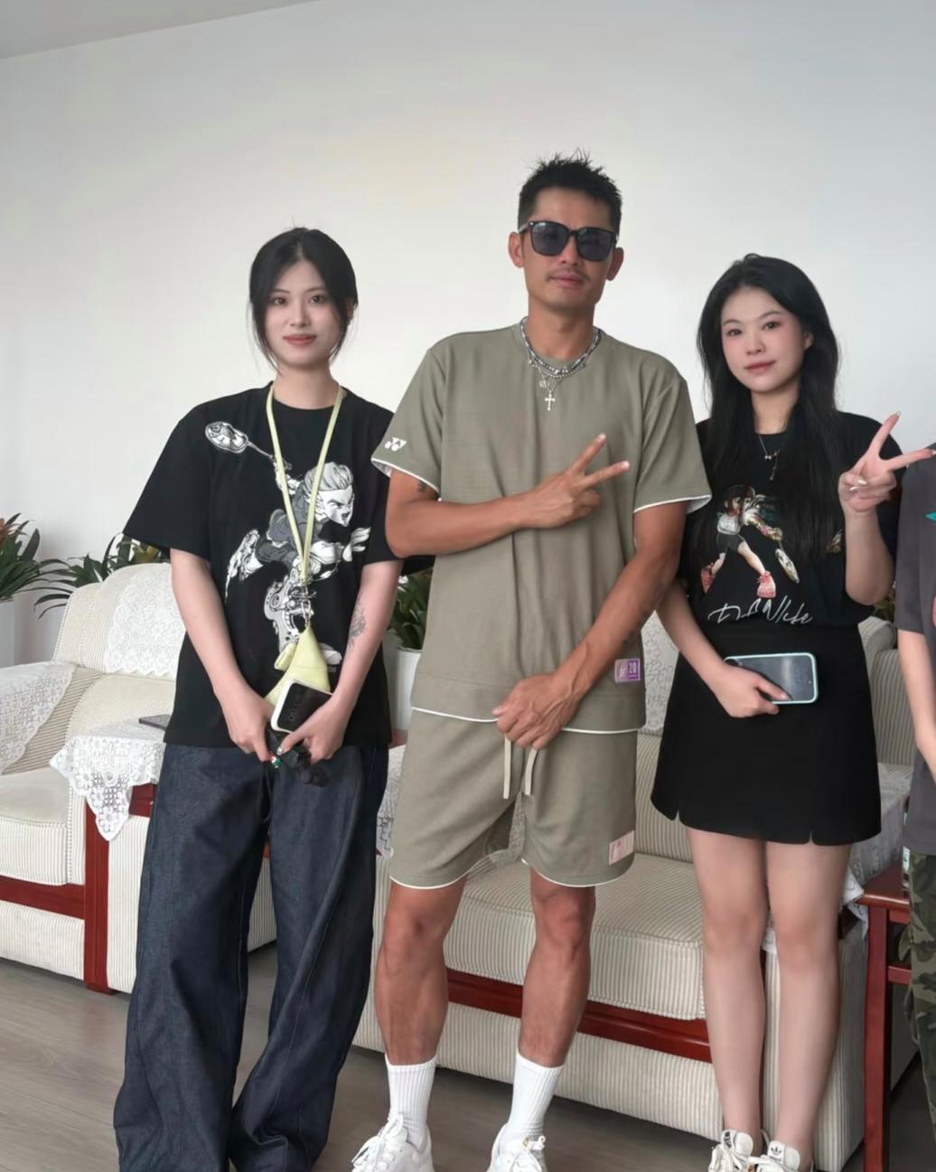 林丹在深圳被偶遇，他真的很帅，皮肤黝黑，身材很好，男性荷尔蒙爆棚，难怪谢杏芳对他