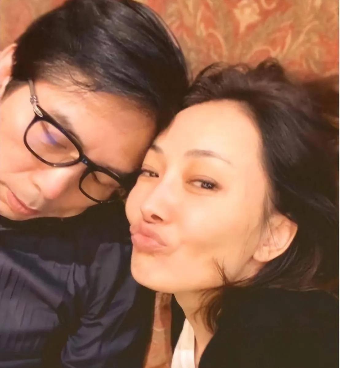 结婚二十九年的牛莉，似乎正面临婚姻新状况，要直面“老少恋”的残酷现实。此前她晒出
