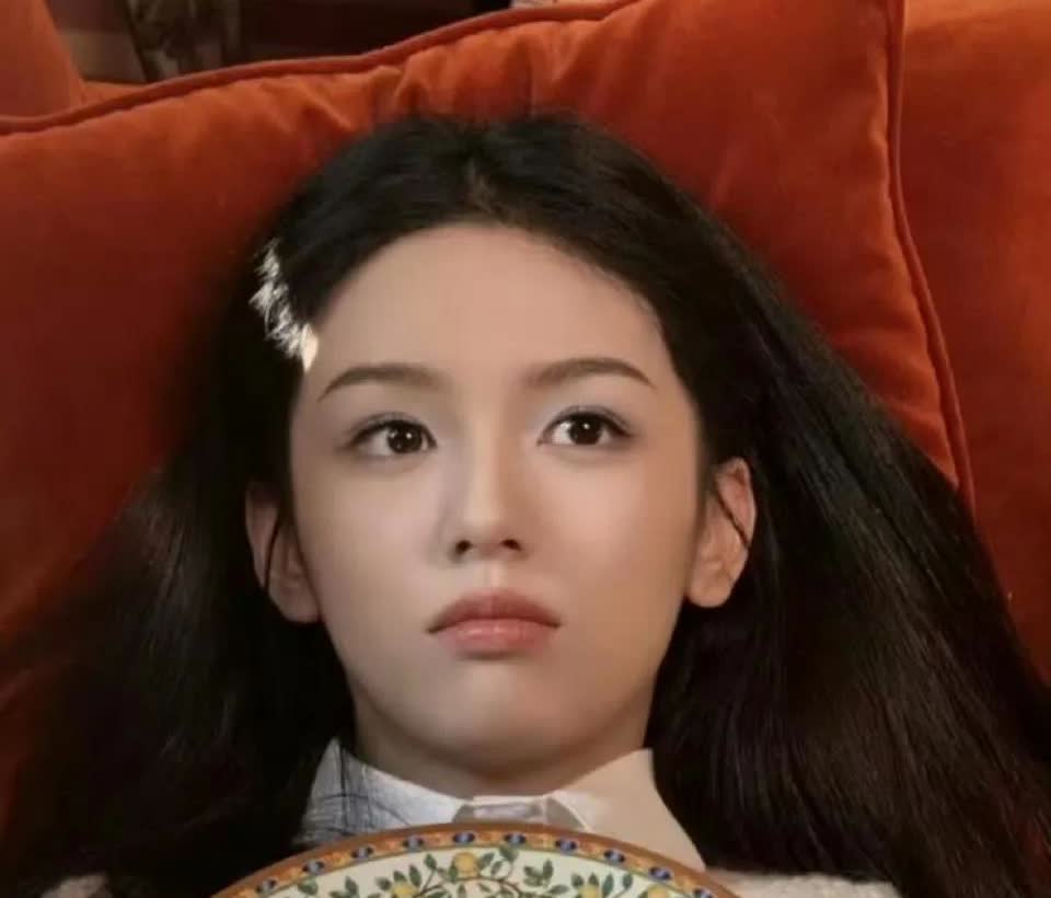 我盯着周也这张伟大的脸看了好几遍，才发现那是阳光，不是发夹。 ​​​