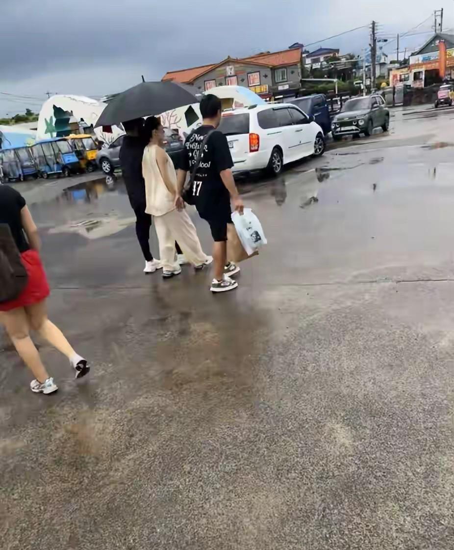 汪峰带森林北去韩国游玩被拍！
有网友在韩国的济州岛偶遇到了汪峰和森林北，汪峰给森