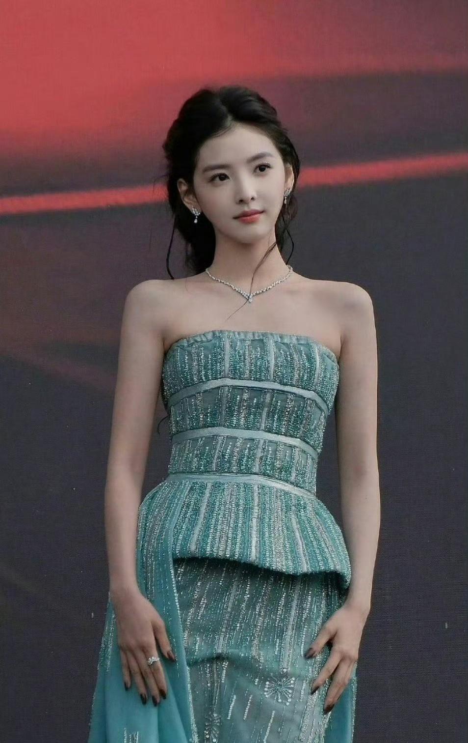 章若楠这身衣服选的挺好的，完美的掩盖了其自身的身材缺点。