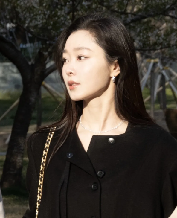 宋轶的气质很独特，有种80年代内地女星的感觉