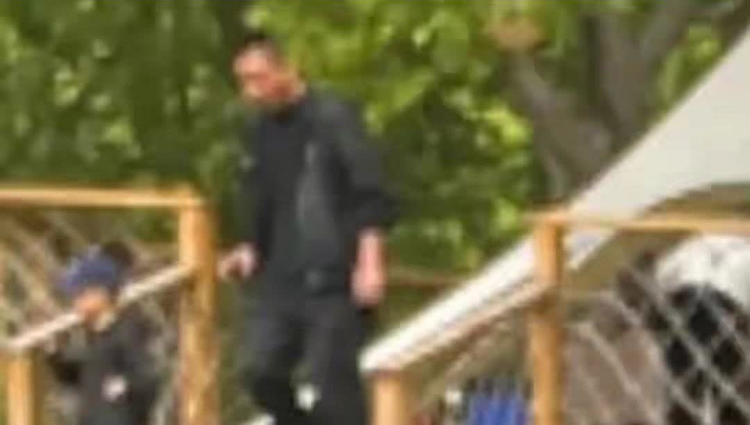 这瓜有点意思——当狗仔拍到赵德胤牵着赵丽颖儿子“想想”在小区散步时，这对“双赵组