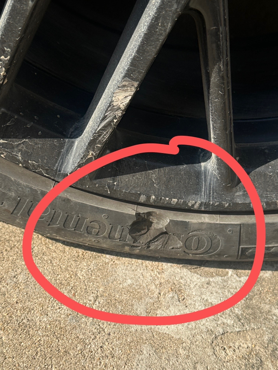 23款领克03轮胎破了一块这种要换吗
马牌MC6的，245/35 R19的，过两