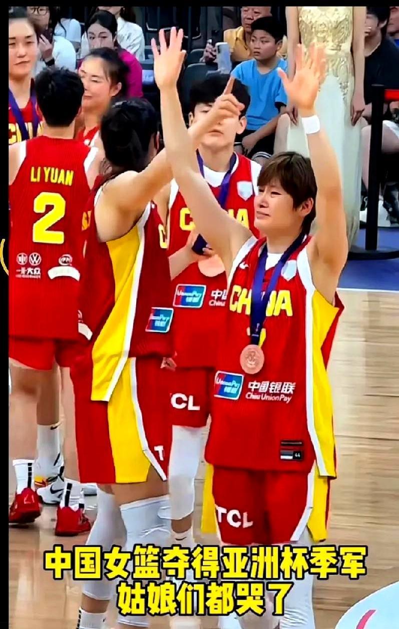 铜牌一样烫手！
姑娘们领奖台上哭成泪人，不是哭奖牌颜色，是哭那口气——就快摸到金