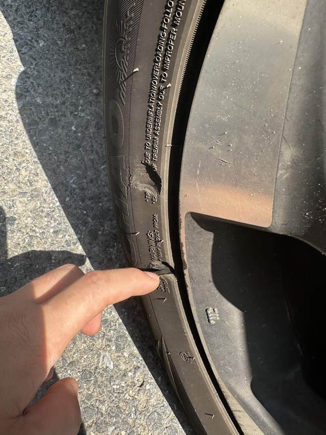 刚换的前车轮胎
不小心干到马路牙子，就这一个有必要换掉吗 很纠结因为两个前轮胎刚