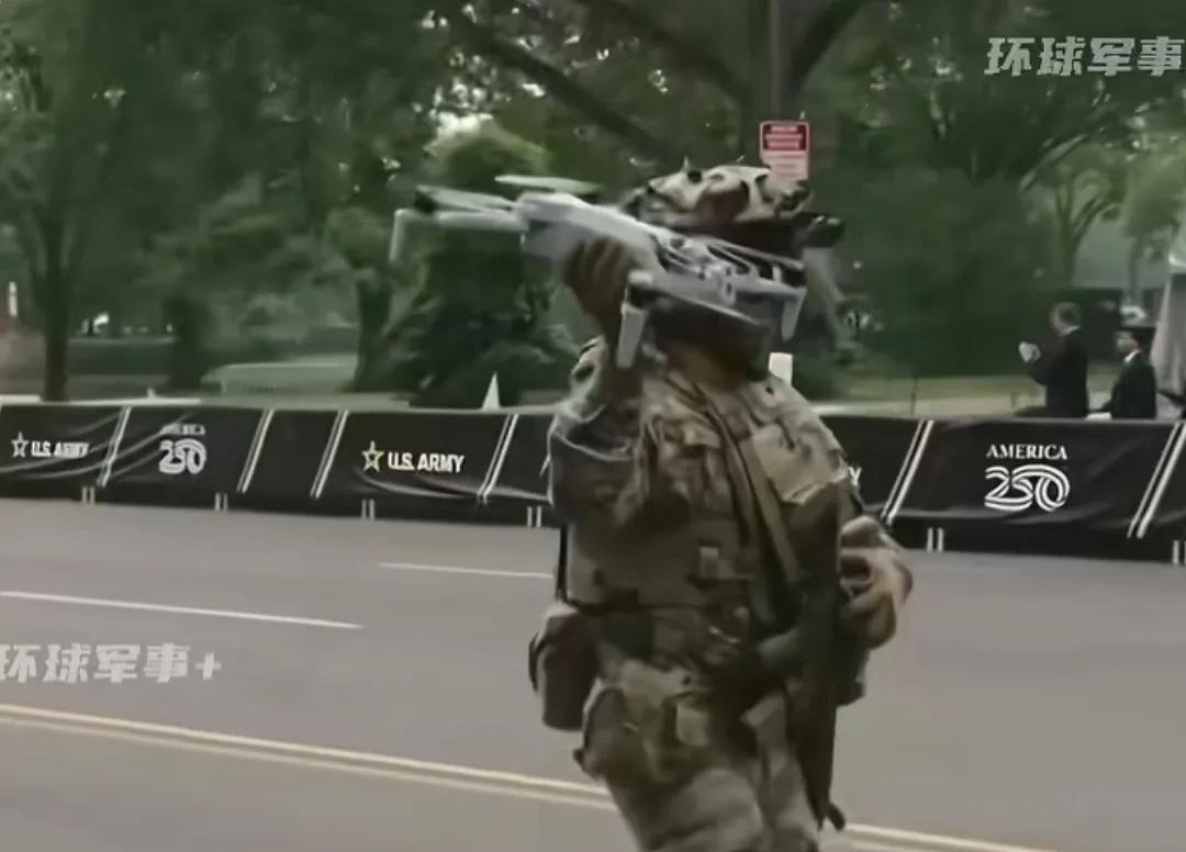 华盛顿举行陆军成立250周年阅兵，走过的方阵出现无人机，机器狗。这两种现代化的武