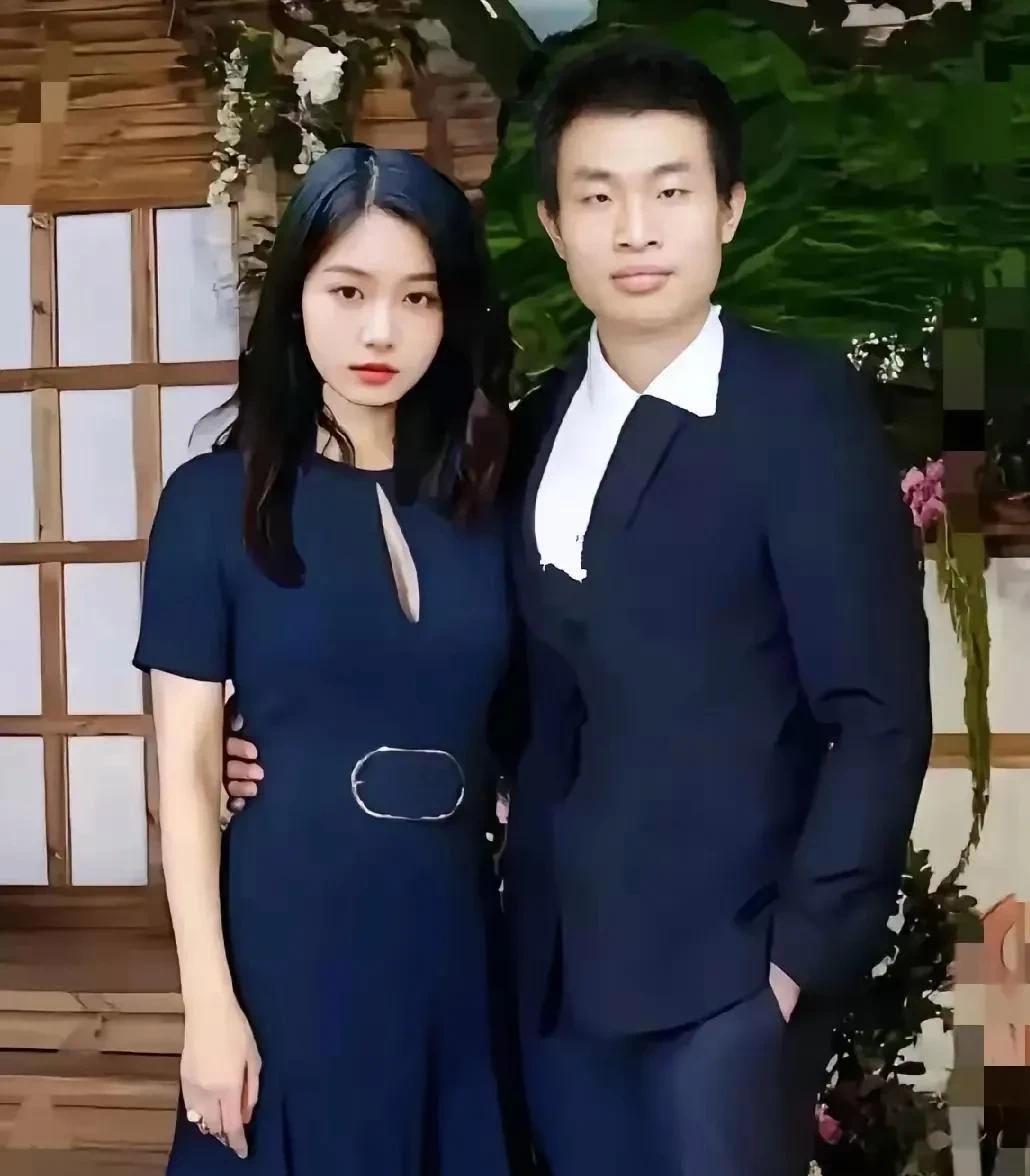网友为韦神操碎了心
这不，硬生生的给韦神配个姑娘。
别说，这样一看还挺登对。
韦