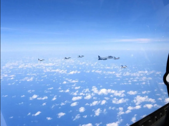 黄岩岛上空上演激烈对峙，歼16凭借强硬姿态将美菲军机驱离，B1轰炸机更是遭遇难堪