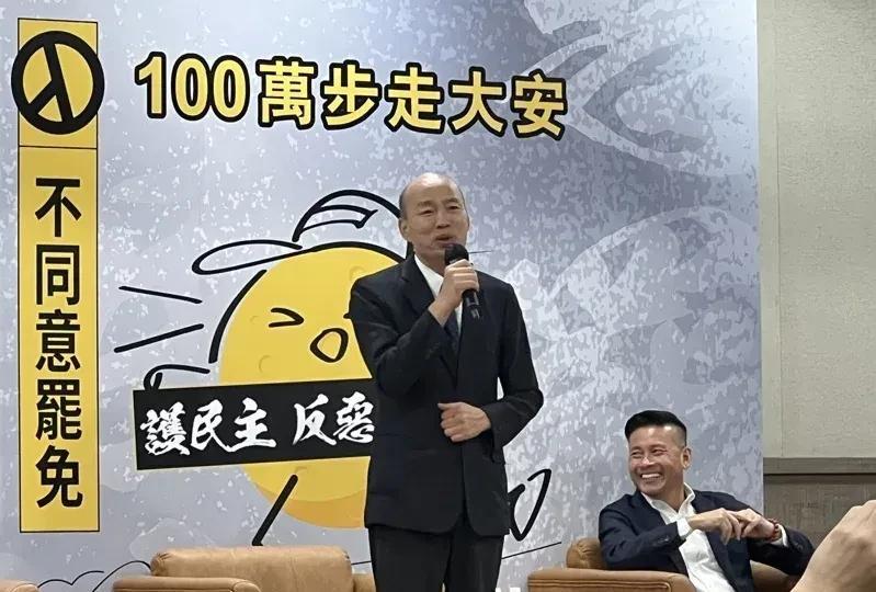 韩国瑜只会耍嘴皮子
都快要两度被赶下台了，
但他还在梦游中。
要说国民党内现在官