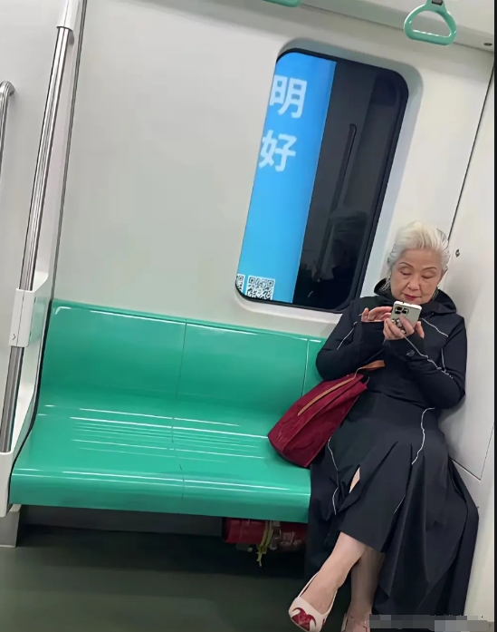 有人说，这么大年纪，这么老了，还要打扮，化这么浓的妆不好！

我想说，谁规定年纪