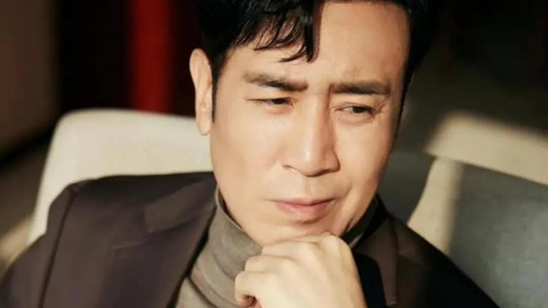 54岁于和伟被女粉丝骚扰！伪造合影叫“爸爸”，换手机号继续纠缠