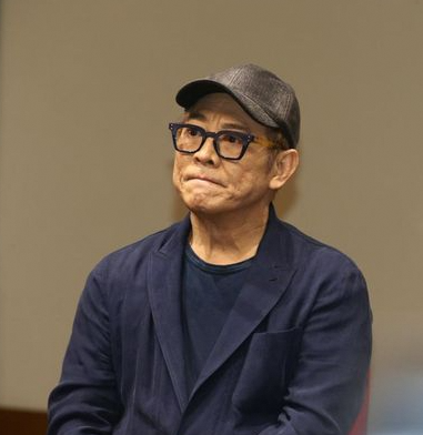 李连杰宣布与谢苗父亲节团聚，久别 30 年的深情相拥太好哭