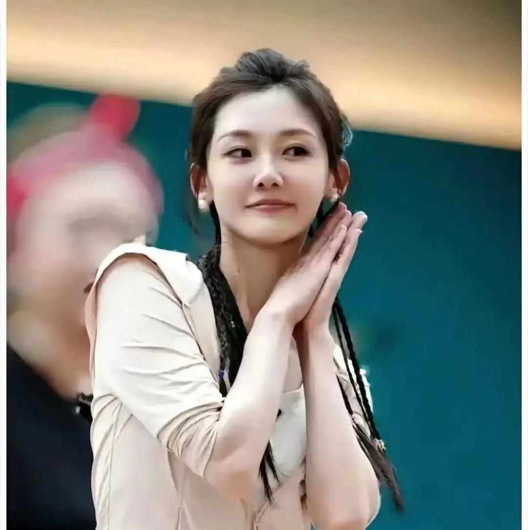 郑恺老婆产后三子惊艳众人！窈窕身姿宛如少女，身材纤细线条感拉满，完全不见生育痕迹