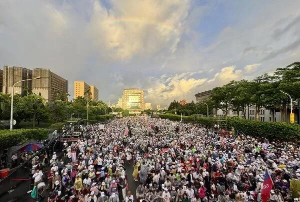 绿营罢团724凯道造势　活动开始前2就涌入万人
大罢免首波投票倒数2日，绿营罢团