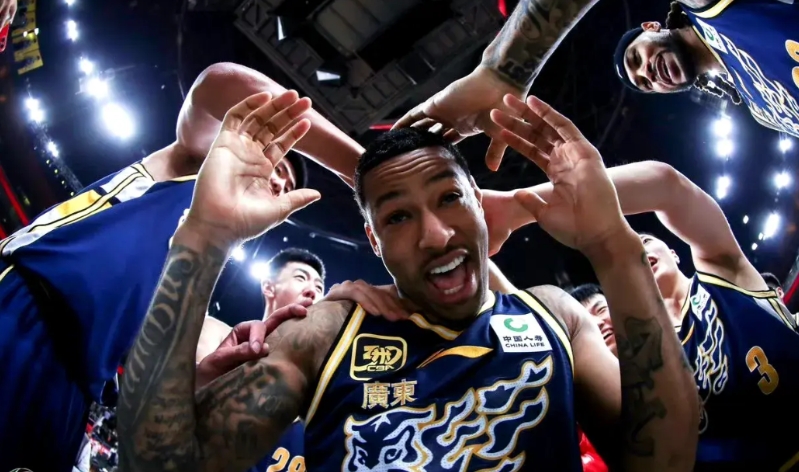 季后赛，广东东阳光来了！
CBA联赛第三阶段首场比赛广东东阳光大比分获胜，也正式