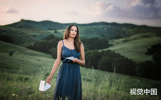 室友说她怀了我爸的儿子，并以后妈的身份把我的生活费从十万降到五百，可我爸已经出国半年未归了啊！