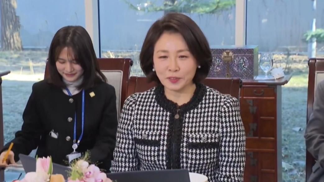 被金惠景夫人的女翻译美到啦！翻译小姐姐低头垂眉的样子，真好看