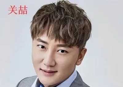 我以为关喆是在蹭汪小菲流量
跑去人家婚礼唱歌
没想到这是汪小菲邀请他的
知